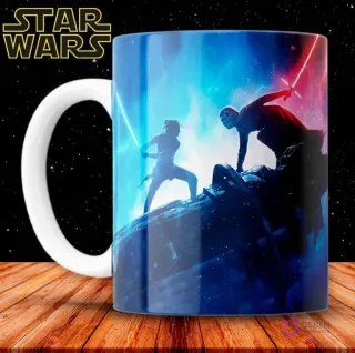 Taza de sublimación con Rey y Kylo Ren en un intenso duelo con sables de luz azules y rojos.