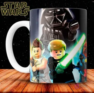 Taza de sublimación con diseño de personajes de LEGO Star Wars, incluyendo Darth Vader, Luke, Rey y Chewbacca.