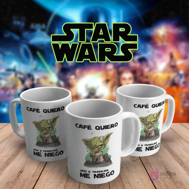 Taza blanca de café con diseño de Baby Yoda (Grogu) y frase 'Café quiero, sino a trabajar me niego' en fuente verde sobre mesa de madera y fondo Star Wars.