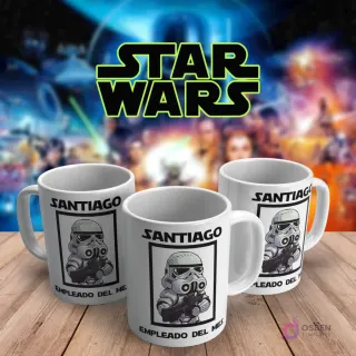 Taza blanca de café con diseño de Stormtrooper de Star Wars y el nombre 'Santiago' y la frase 'Empleado del Mes' sobre mesa de madera y fondo Star Wars.
