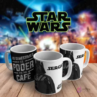 Tres tazas de café de Star Wars: una negra con 'No subestimes el poder de mi café', una blanca con Darth Vader y el nombre 'Sergio', y otra con 'Sergio' y Darth Vader, sobre fondo Star Wars.