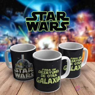 Tres tazas de café Star Wars: una negra con personajes Lego de Star Wars y logotipo, una con fondo espacial y 'Para un desayuno de otra galaxia' y otra con la misma frase, sobre fondo Star Wars.