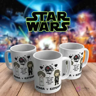 Tazas blancas de café con diseño chibi de Han Solo y Princesa Leia y la frase 'I love you to the Death Star and back', con espacio para nombres como 'Sonia y Esteban', sobre fondo Star Wars.