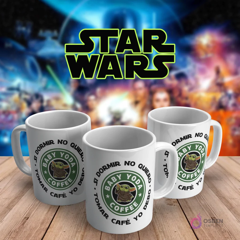 Taza blanca de café con diseño de Baby Yoda con logo de café Starbucks parodia y la frase 'No dormir no quiero, tomar café yo debo' en estilo de Yoda, sobre fondo Star Wars.