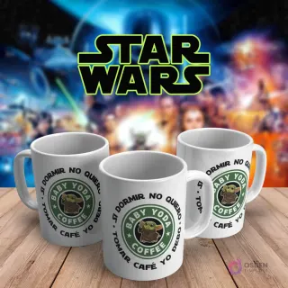Taza blanca de café con diseño de Baby Yoda con logo de café Starbucks parodia y la frase 'No dormir no quiero, tomar café yo debo' en estilo de Yoda, sobre fondo Star Wars.