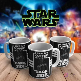 Tres tazas de café de Star Wars: una negra con Darth Vader y la frase 'I like my coffee on the dark side', y dos más con el mismo diseño, sobre mesa de madera y fondo Star Wars.