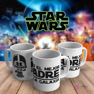 Taza blanca de café con diseño chibi de Darth Vader y la frase 'Es el mejor padre de la galaxia', con logotipo de Star Wars, sobre fondo Star Wars.