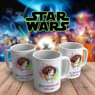 Taza blanca de café con diseño chibi de la Princesa Leia y la frase 'Soy la rebelde de la casa', con salpicaduras de color y el logo de Star Wars, sobre fondo Star Wars.