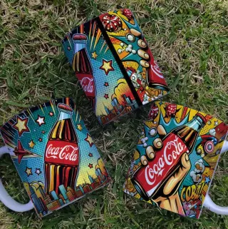 Diseños Pop Art Coca Cola en tazas, con botellas, estrellas y efectos de cómic