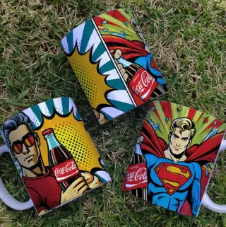Tazas Pop Art Coca Cola, hombre con gafas y diseño de Superman con botella