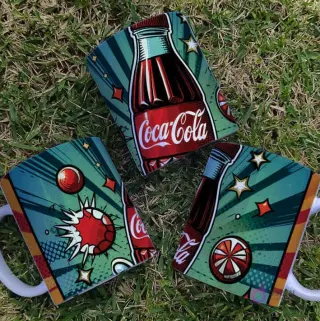 Tazas con diseños Pop Art de Coca Cola, botellas sobre fondo estrellado y efectos de explosión