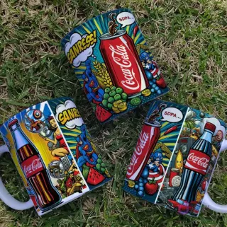 Tazas Pop Art Coca Cola, latas y botellas con superhéroes, frutas y burbujas de cómic
