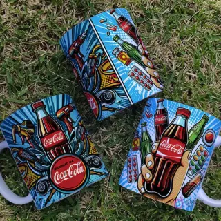 Diseños Pop Art Coca Cola en tazas, botellas rodeadas de herramientas y elementos futuristas