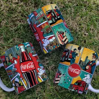 Tazas con diseños Pop Art Coca Cola, botellas y latas con escenas urbanas y camiones