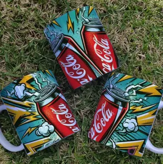 Tazas con diseños Pop Art Coca Cola, latas y efectos de relámpagos y nubes estilo cómic