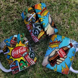 Tazas con diseños Pop Art Coca Cola, botellas, comida rápida, radio y onomatopeyas cómic