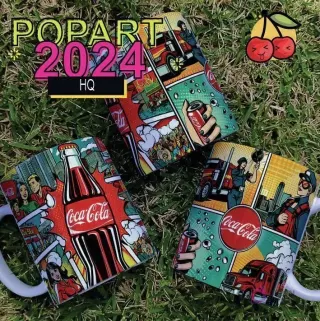 Mockup de tazas con diseños Pop Art Coca Cola y texto 'POP ART 2024 HQ' promocional