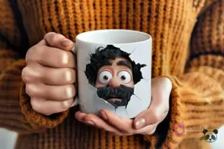 Manos sosteniendo una taza de cerámica blanca con un diseño 3D de un padre barbudo sorprendido emergiendo de la superficie, vistiendo un suéter marrón.