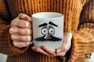Manos sosteniendo una taza blanca con un diseño 3D de ojos y un gran bigote negro de un padre barbudo, estilo caricatura, sobre un fondo de suéter de lana marrón.