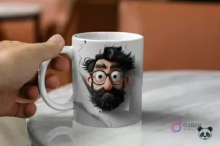 Mano sosteniendo una taza de café blanca con un diseño 3D de la cabeza de un padre barbudo con pelo alborotado y gafas, saliendo de una superficie rota.