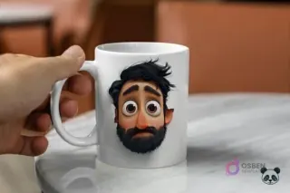 Mano sosteniendo una taza blanca con un diseño 3D de la cabeza de un padre barbudo con expresión de tristeza y barba cuidada, emergiendo de la superficie.