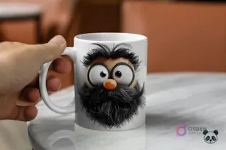 Mano sosteniendo una taza blanca con un diseño 3D de la cabeza de un padre barbudo con pelo alborotado, barba muy voluminosa, nariz grande y ojos saltones.