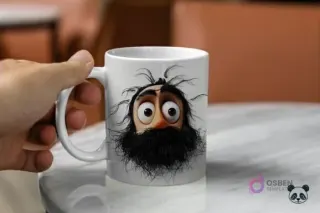 Mano sosteniendo una taza blanca con un diseño 3D de la cabeza de un padre barbudo con pelo muy revuelto, barba grande y expresión de sorpresa, ojos grandes y redondos.