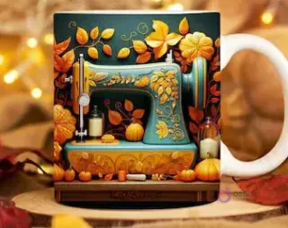 Taza sublimada con máquina de coser antigua turquesa y dorada, rodeada de hojas otoñales y calabazas, luces bokeh.
