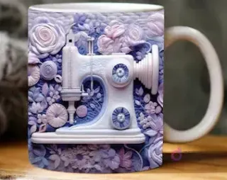 Taza sublimada con máquina de coser 3D en tonos lavanda y blanco, rodeada de flores y patrones en relieve.
