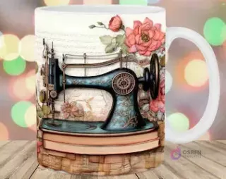Taza sublimada con máquina de coser clásica turquesa sobre libros antiguos, con rosas coral y fondo de partituras.