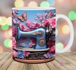 Taza sublimada con máquina de coser 3D azul, mariposas y rosas en estilo papel recortado, fondo celeste con luces.
