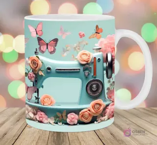 Taza sublimada con máquina de coser 3D mint, mariposas y rosas melocotón, fondo aqua con luces bokeh.