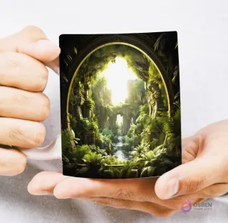 Mug con diseño 3D de un antiguo arco de piedra cubierto de musgo que se abre a un bosque iluminado, sostenido por manos.