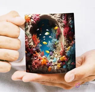Mug con diseño 3D de arrecife de coral vibrante con peces tropicales de colores vivos, visto a través de una abertura submarina, sostenido por manos.