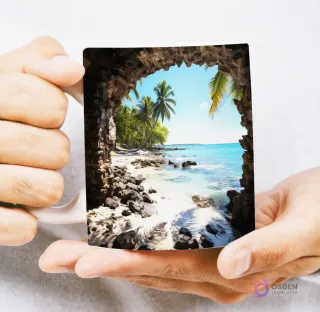 Mug con diseño 3D de una playa tropical paradisíaca con palmeras y mar turquesa, visto desde el interior de una cueva rocosa, sostenido por manos.