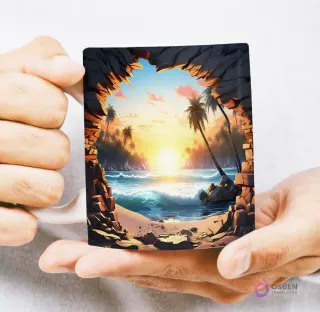 Mug con diseño 3D de un dramático atardecer sobre el océano con olas rompiendo en una playa de arena y palmeras, enmarcado por rocas, sostenido por manos.