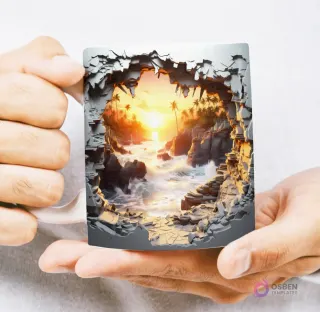 Mug con diseño 3D de un atardecer vibrante sobre el océano con olas y palmeras, enmarcado por rocas con efecto de ruptura, sostenido por manos.