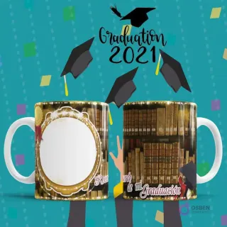 Tazas de sublimación con diseño de graduación estilo biblioteca antigua y marco ovalado dorado para foto. Texto 'Recuerdo de mi Graduación'.