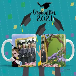 Tazas de sublimación con diseño de graduación, una con foto grupal y caricatura de graduado, otra con graduada en paisaje verde. Texto 'Recuerdo de mi Graduación'.