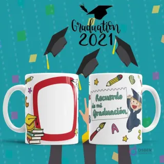 Tazas de sublimación con diseño de graduación con útiles escolares y un niño graduado de caricatura. Espacio en blanco con marco rojo para foto.