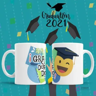 Dos tazas de sublimación con diseño alegre y colorido de graduación, una con el texto '¡Al Fin GRADUADO!' y otra con un emoji guiñando con birrete.