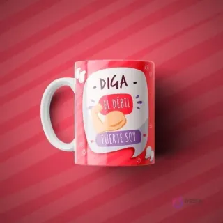 Taza de sublimación rosa y roja con diseño de caricatura de brazo fuerte y la frase 'Diga el débil fuerte soy' en un bocadillo de diálogo.