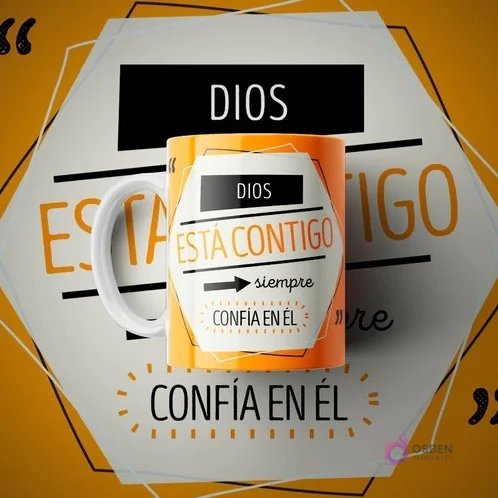 Taza de sublimación naranja con mensaje cristiano 'Dios está contigo siempre, confía en Él' en diseño geométrico con flecha.