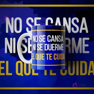Taza de sublimación azul oscuro con diseño cristiano en letras blancas y amarillas 'No se cansa ni se duerme el que te cuida'.