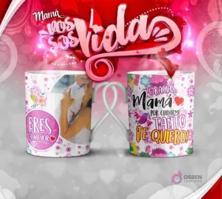 Mockup de dos tazas para el Día de la Madre con diseños florales: una con foto de madre e hijo y la frase 'Eres la mejor', y otra con el mensaje 'Gracias Mamá por cuidarme tanto ¡Te quiero!'.