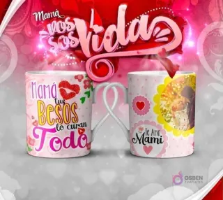 Mockup de dos tazas con diseños del Día de la Madre: una con la frase 'Mamá tus besos lo curan todo' y la otra con un marco de foto para personalización y 'Te amo Mami'.