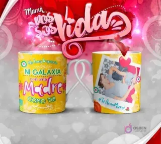 Mockup de dos tazas para sublimación, una con la frase 'No hay imperio ni galaxia con una madre como tú!' y la otra con un marco de foto para personalización y hashtag '#TeAmoMami'.