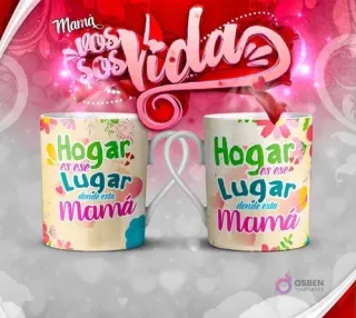 Mockup de dos tazas con diseño floral cálido y la frase unificada 'Hogar es ese Lugar donde está Mamá', ideal para sublimar en el Día de la Madre.