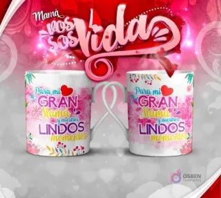 Mockup de dos tazas con diseños florales y corazones, ambas con la frase 'Para mi Gran Mamá y nuestros lindos momentos', perfectas para regalos del Día de la Madre.