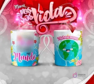 Mockup de dos tazas para el Día de la Madre, una con espacio para foto y texto 'del Mundo', y la otra con una ilustración de la Tierra sonriente y 'Te amo mamá'.